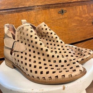 Musse & Cloud Eunoia Perforated Booties size 10